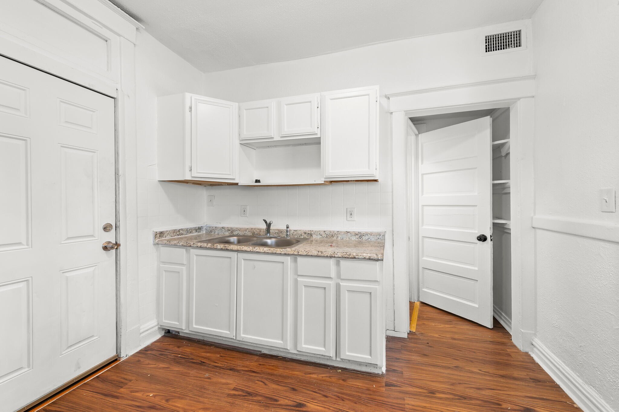 Building Photo - 2207 E 24th Ter