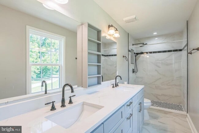 Building Photo - 400 Lake St