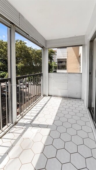 Building Photo - 4158 Inverrary Dr