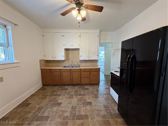 Building Photo - 317 12th St NE