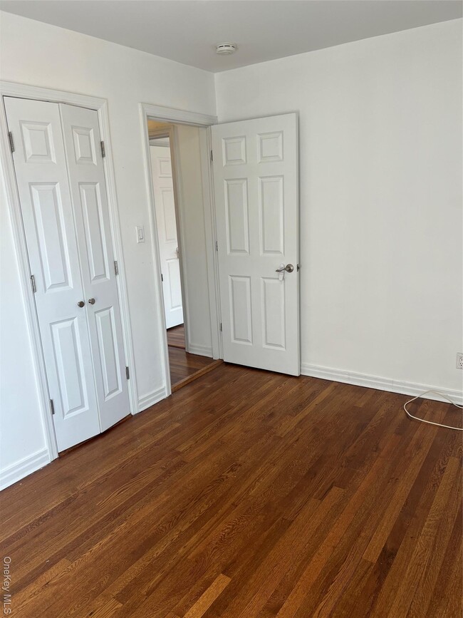 Building Photo - 1016 Oaks Dr