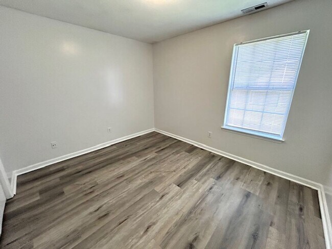Building Photo - Beautiful 3 Bedroom 2 Bath Home in the Heart of Madison!