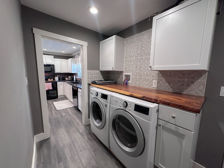 Building Photo - 222 S Vine St