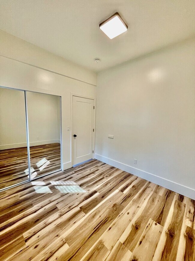 Building Photo - 2 bedroom/1 Bathroom - Isla Vista