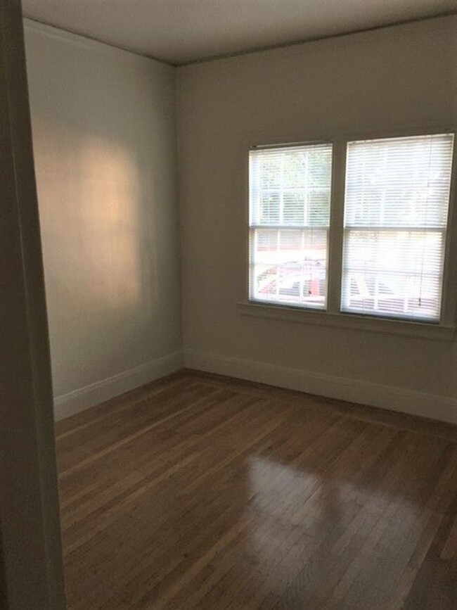Building Photo - Spacious Once Bedroom, Newly Remodeled, Ne...