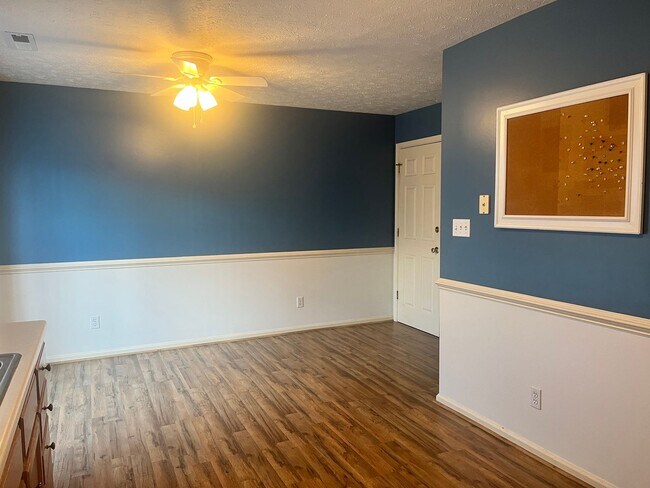 Building Photo - Gorgeous townhouse located near cornerston...