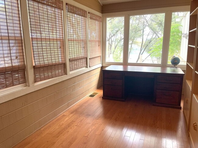 Building Photo - Lake view 3 bedroom, 3 bath plus office in...