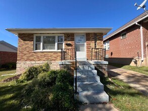 Building Photo - Adorable 2 Bedroom Brick Bungalow in Richmond Heights!