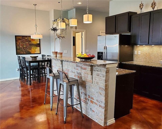 Building Photo - 477 S Fretz Ave