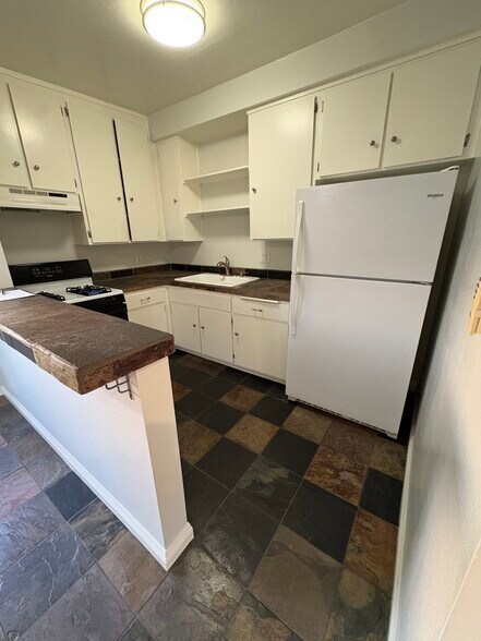 Kitchen - 3322 Helms Ave