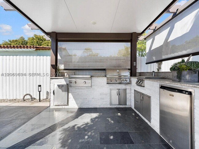 Building Photo - 6951 Miami Lakeway S
