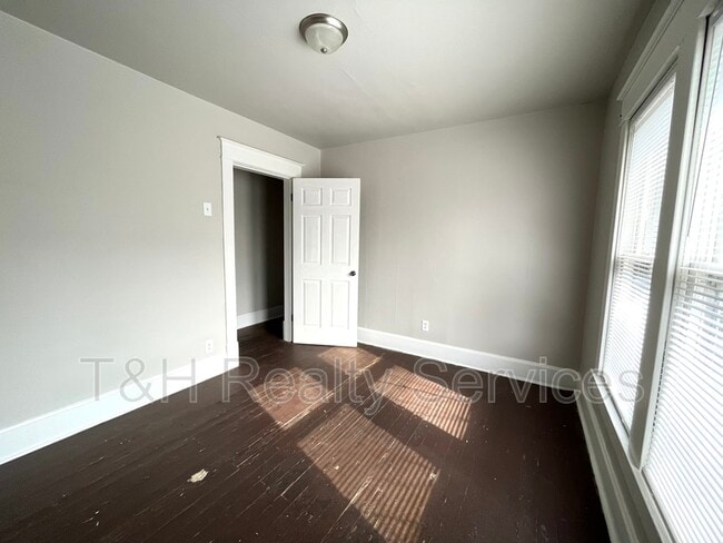 Building Photo - 417 N Rural St