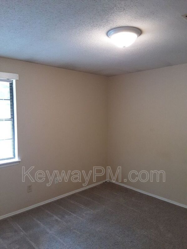 Building Photo - 4589 Hickory Dr