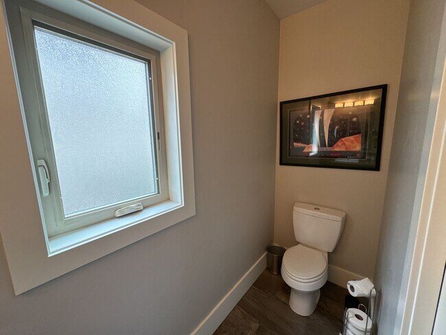 Building Photo - FULLY FURNISHED ALL-INCLUSIVE STUNNING HOM...