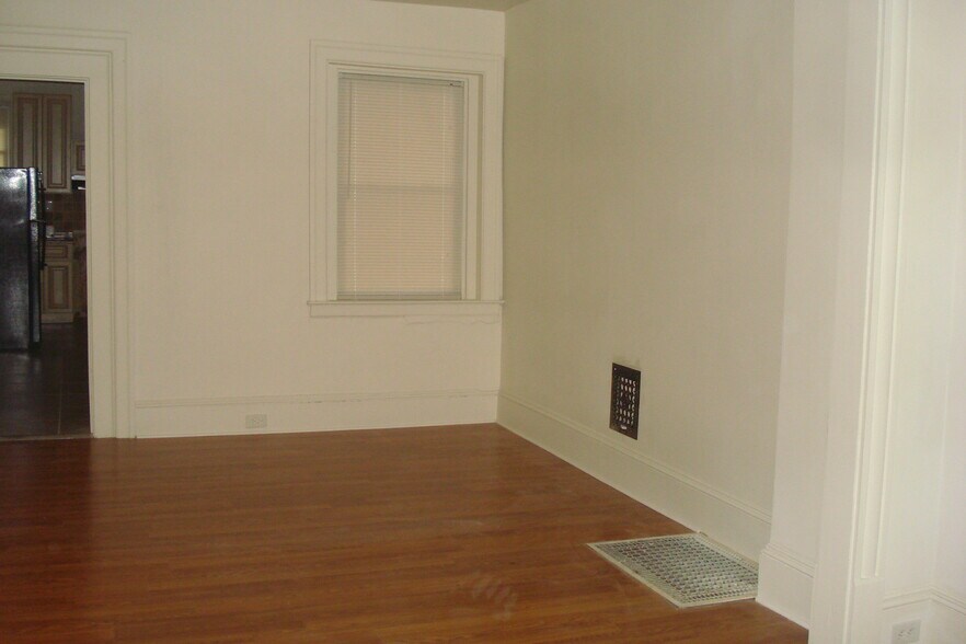 Building Photo - 733 E Chestnut St