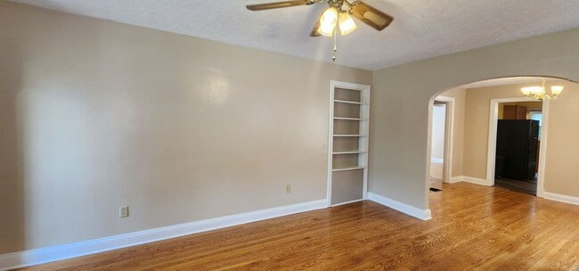 Building Photo - Welcome to this charming 3-bedroom, 2-bath...