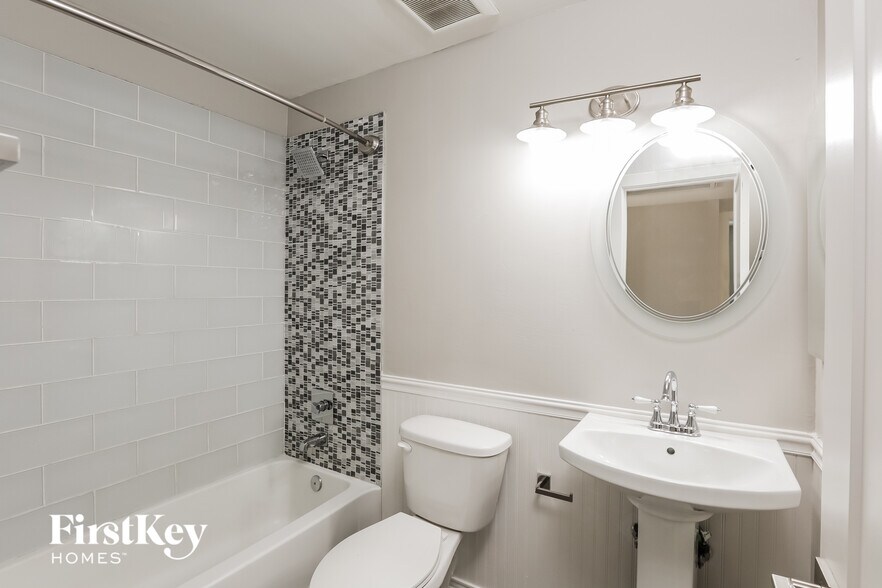 Building Photo - 1746 E Redfield Rd