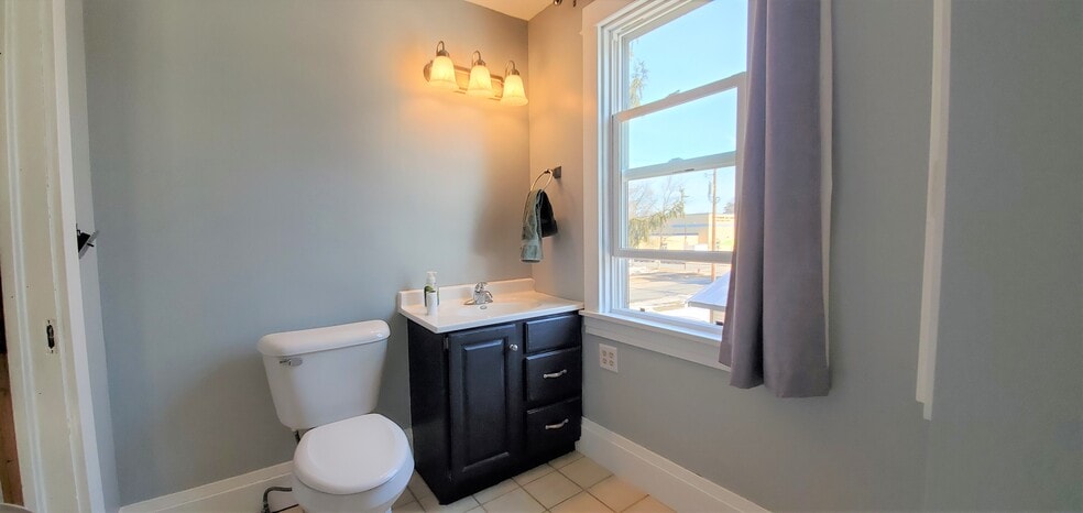 Building Photo - 332 E 5th St