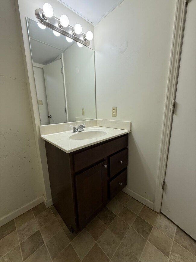 Building Photo - Live Comfortably in Timber Ridge – Just 2 Miles from IU!