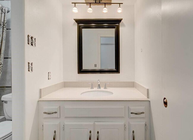 Building Photo - Spacious 3-Bedroom Home with Modern Amenit...