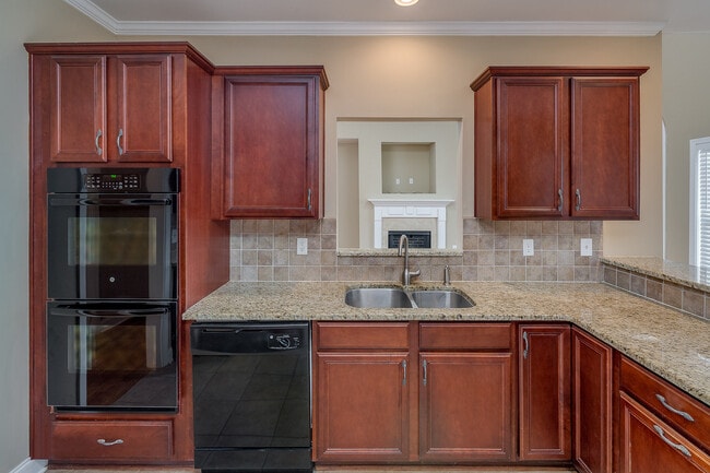 Building Photo - Huge 2 Homes in 1 with 2 full kitchens