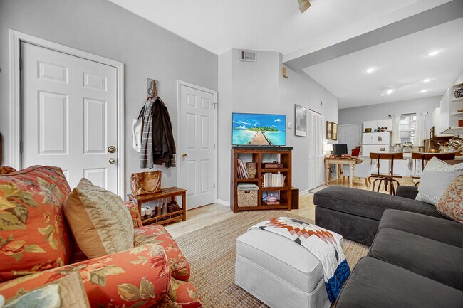 Building Photo - 2255 N Janssen Ave