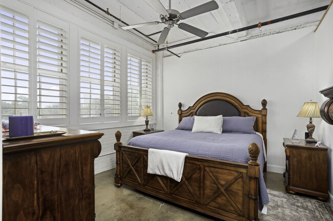 Building Photo - 831 S Flores St