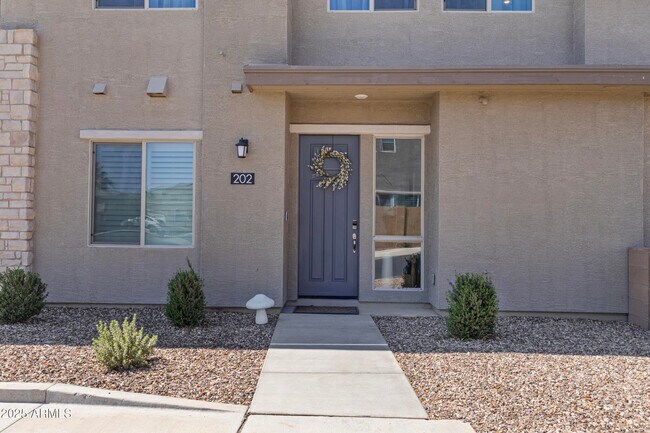 Building Photo - 675 E Ginko Ave