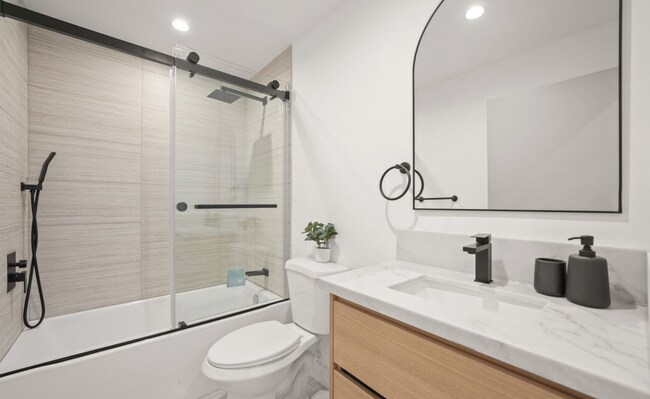 Building Photo - RECENTLY RENOVATED TOWNHOME | 5 BED 5 BATH | PRIVATE ROOFTOP DECK |  PET FRIENDLY | SPACIOUS BEDR...