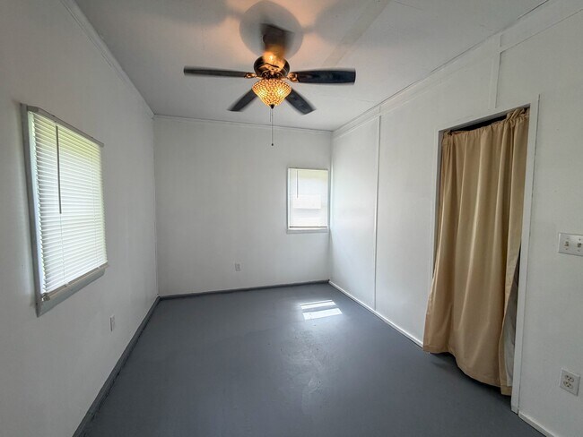 Building Photo - 3520 Oakridge Ave