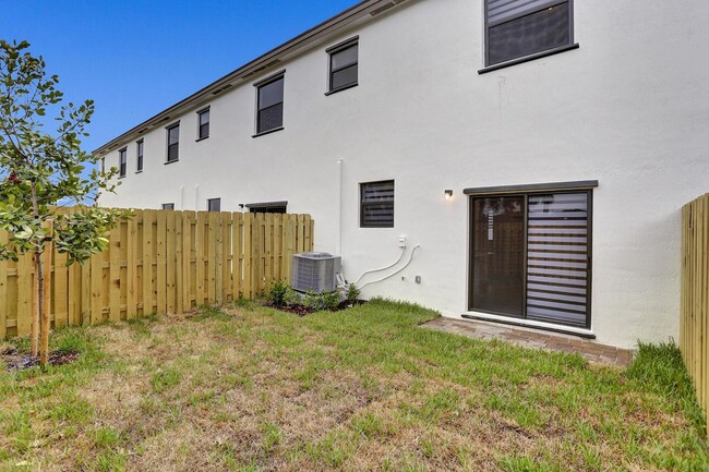 Building Photo - Beautiful 2-story townhome with 3 beds and...