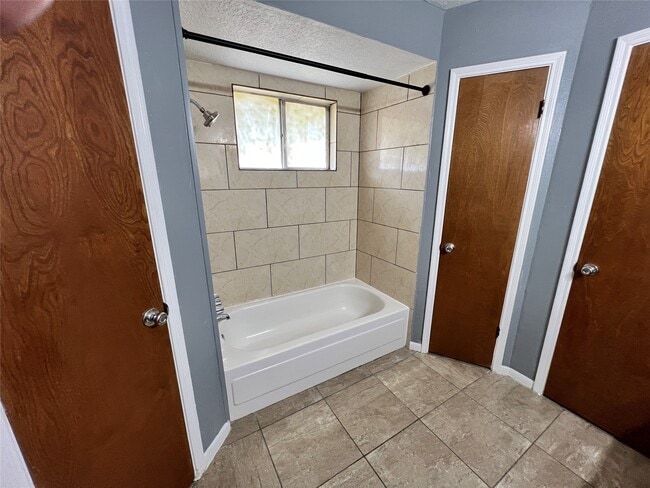 Building Photo - 327 Maybrook Dr