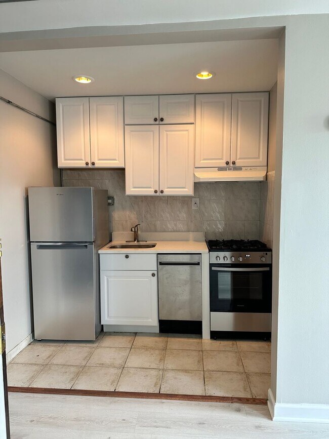 Building Photo - Large studio east of Chicago River