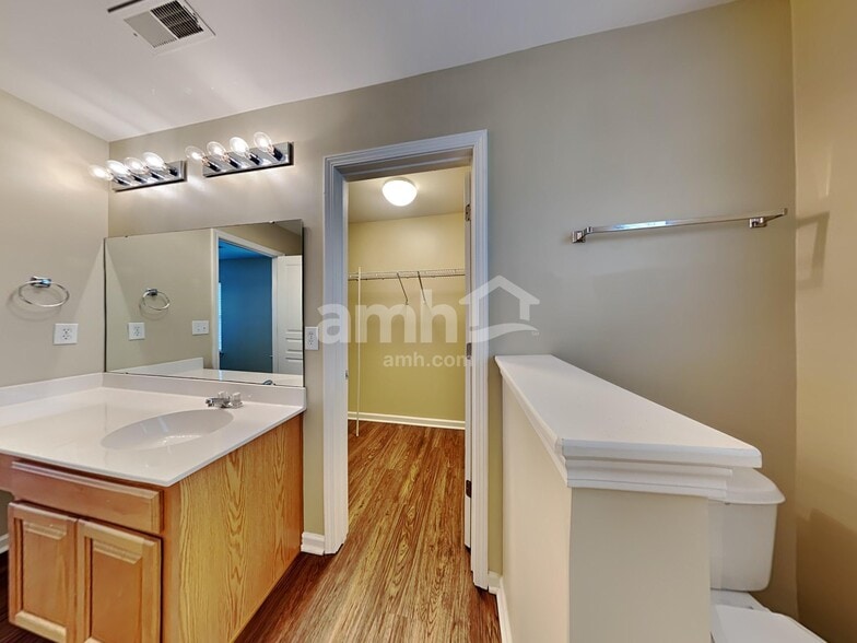 Building Photo - 8829 Shadowglen Dr