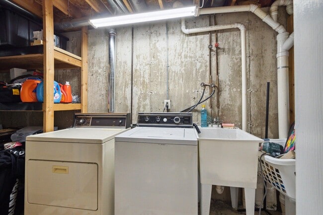 Building Photo - 578 E Mahan Ave