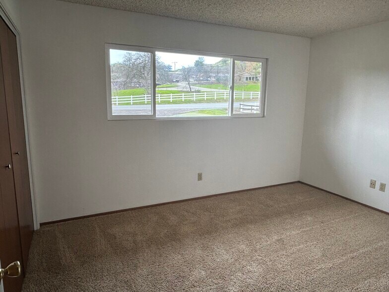 2 extra bedrooms - 16280 Cattle Dr