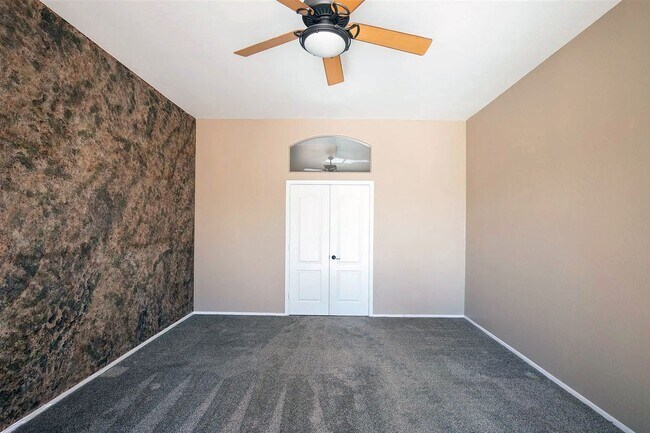 Building Photo - 4907 E Fernwood Ct