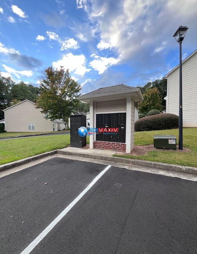 Building Photo - Townhome in Norcross with easy access to I-85