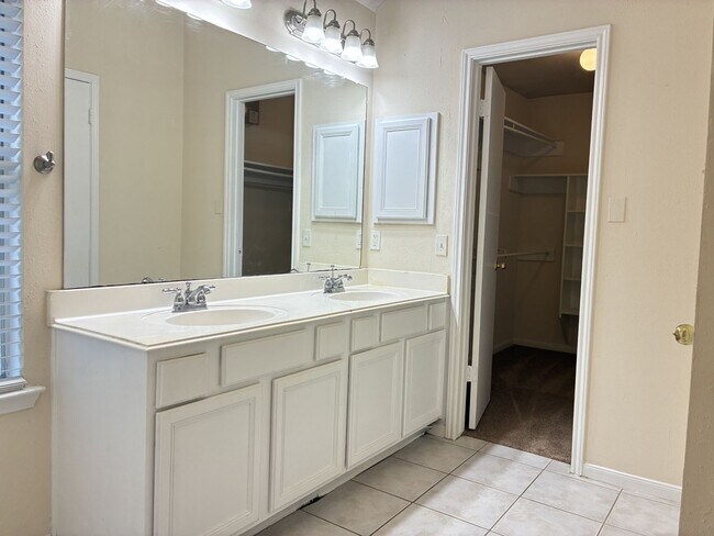 Building Photo - 11607 Lennington Dr