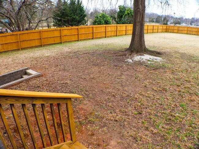 Building Photo - Lovely 5 bedroom, 2 bathroom brick home in Reidsville