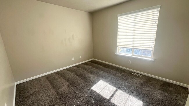 Building Photo - 3 Bedroom/2.5 Bathroom Townhome in Riverton