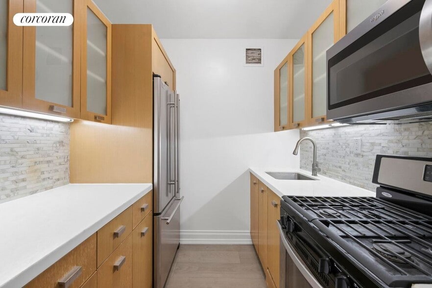 Building Photo - 212 E 47th St