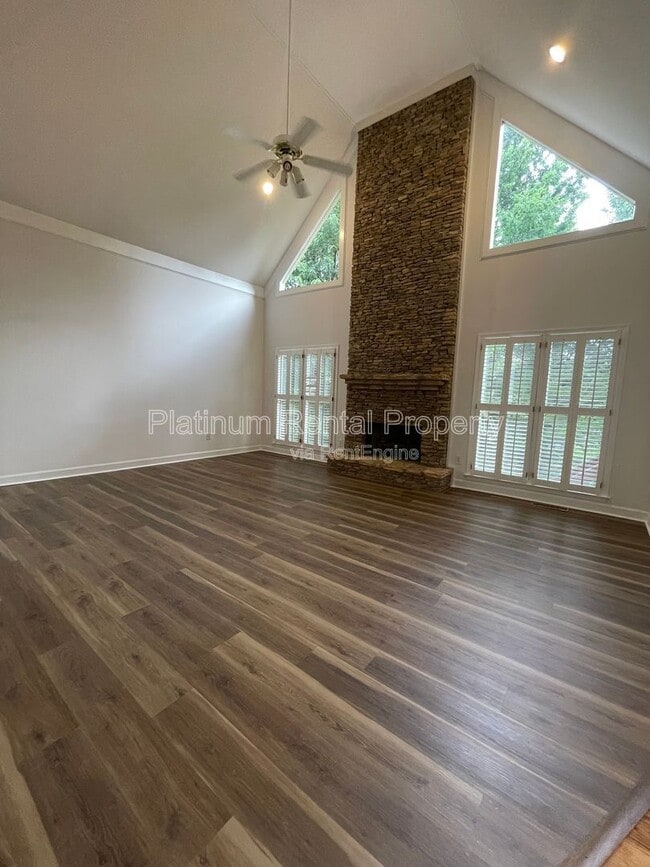 Building Photo - 870 Ingleside Dr