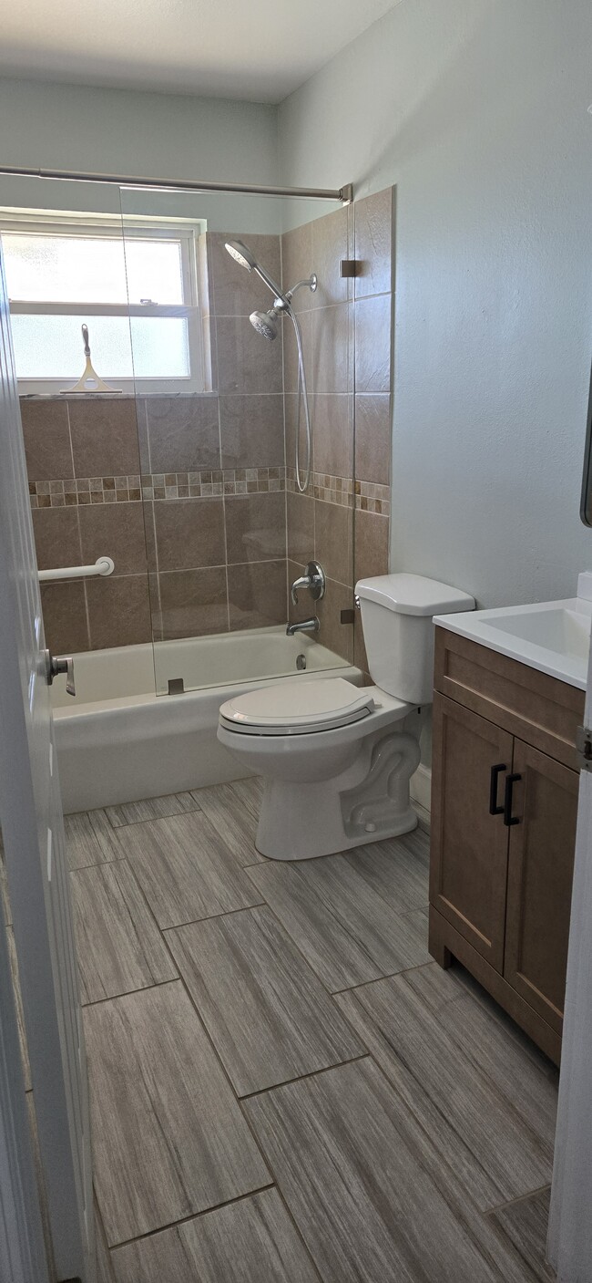 Building Photo - 1801 El Rio Dr