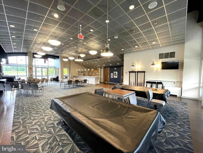 Building Photo - POTOMAC CLUB - SECONDS TO STONEBRIDGE