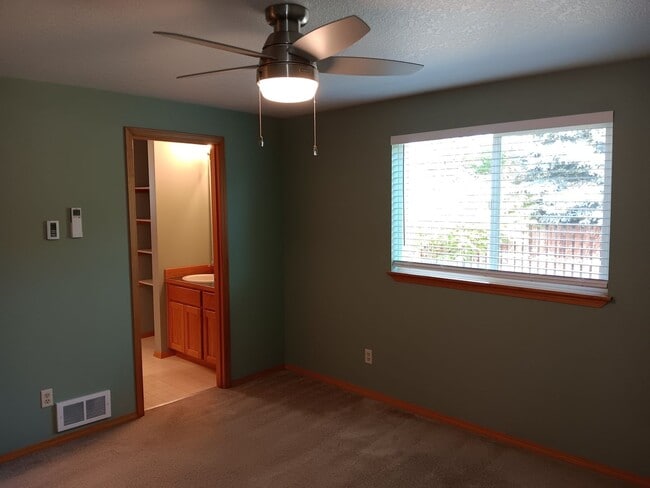 Building Photo - Charming Single-Level Home in Bend’s Mountain View Area