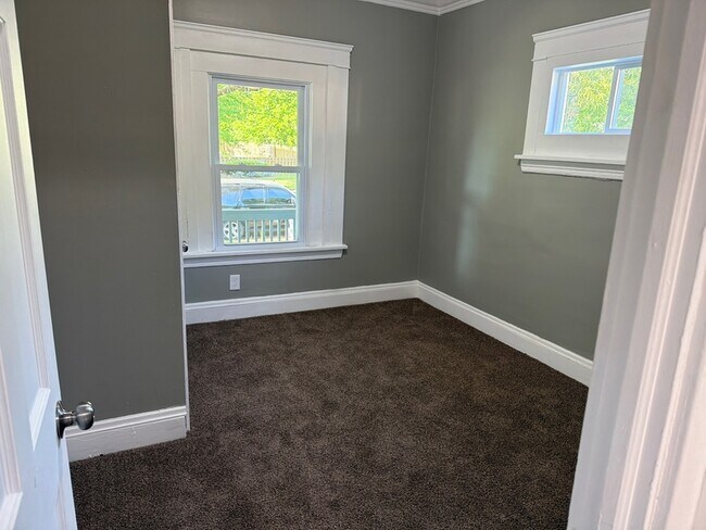 Building Photo - 10302 Lamontier Ave