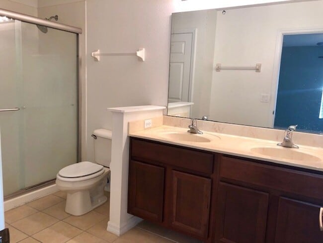 Building Photo - AVAILABLE NOW! Charming 2 Beds 2.5 Bath Townhome! 2 MASTER SUITES! Attached one car garage!! Extr...