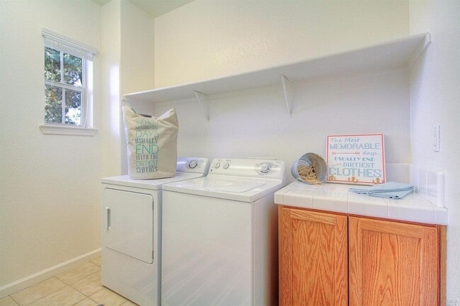Building Photo - 1,812 Square Foot Two level 3 bedroom  2.5...