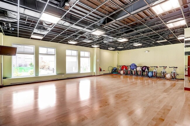 Building Photo - Updated One Bedroom Condo at The Peloton. ...